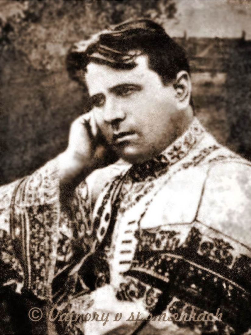 Ferdiš Juriga v ľudovom kroji s vyšívanými rukávmi, s hlavou opretou o ruku, 1910